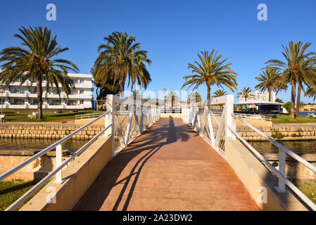 Fußgängerbrücke über den Kanal in die Stadt Alcudia auf Mallorca, Spanien Stockfoto