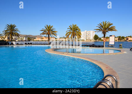 Mallorca, Spanien - 11. Mai 2019: Schwimmbad mit Liegen im Zentrum von Alcudia Stockfoto