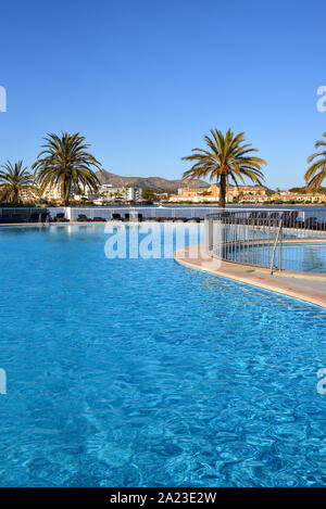 Mallorca, Spanien - 11. Mai 2019: Schwimmbad mit Blick auf die Palmen in Alcudia, Mallorca Stockfoto