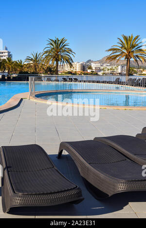 Mallorca, Spanien - 11. Mai 2019: Schwimmbad mit Liegen im Zentrum von Alcudia Stockfoto