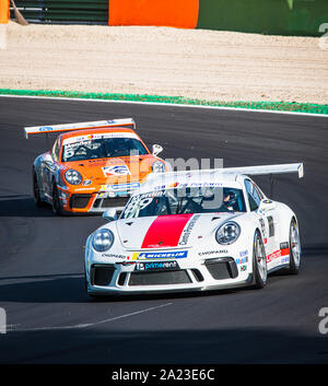 Vallelunga, Italien am 14. September 2019. Vorderansicht des Porsche Carrera Rennwagen während des Rennens in Aktion bei Wendung Stockfoto