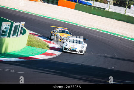 Vallelunga, Italien am 14. September 2019. Vorderansicht des Porsche Carrera Rennwagen während des Rennens in Aktion bei Wendung Stockfoto