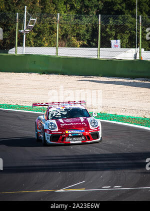 Vallelunga, Italien am 14. September 2019. Vorderansicht des Porsche Carrera Rennwagen während des Rennens in Aktion bei Wendung Stockfoto