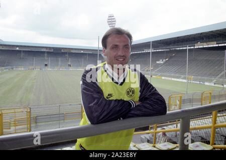 Dortmund, Deutschland. 26 Sep, 2019. firo: 06/1996 Fußball, 1995/1996 1. Bundesliga: BVB, Borussia Dortmund Präsentation des neuen Unterzeichnung Jürgen Kohler, der von Juventus Turin, Deutschland Westfalenstadion | Verwendung der weltweiten Kredit kam: dpa/Alamy leben Nachrichten Stockfoto