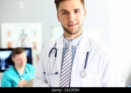 Fleißige Arzt im Krankenhaus Stockfoto