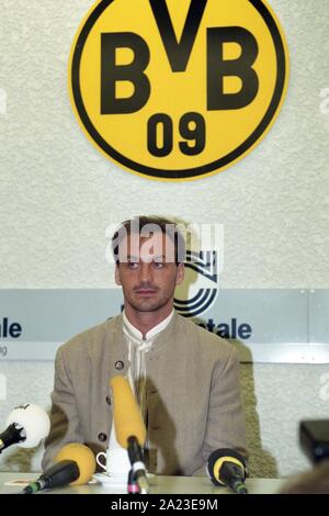 Dortmund, Deutschland. 26 Sep, 2019. firo: 06/1996 Fußball, 1995/1996 1. Bundesliga: BVB, Borussia Dortmund Präsentation des neuen Unterzeichnung Jürgen Kohler, der von Juventus Turin | Verwendung der weltweiten Kredit kam: dpa/Alamy leben Nachrichten Stockfoto