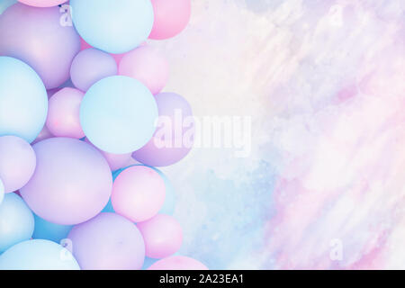 Bunte Luftballons Hintergrund, druckvolle Pastellfarbenen und Soft Focus. Rosa und Mint ballons Foto wand Geburtstag Dekoration Stockfoto