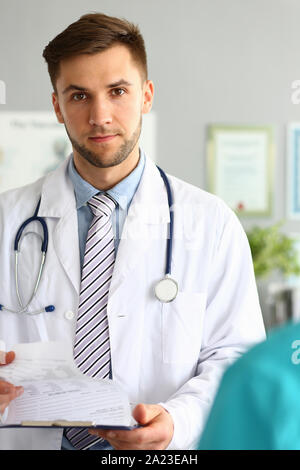 Bärtige Doktor posiert in Poliklinik Stockfoto