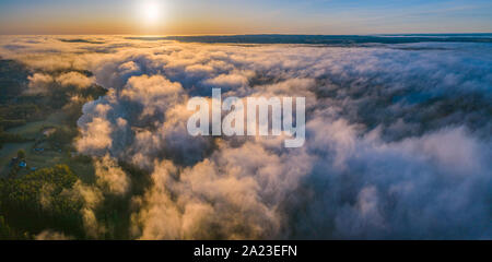 Morgennebel über den Wald. Sommer Natur Landschaft Luftbild Panorama. Natur Sonnenlicht Szene bei Nebel Sonnenaufgang. Meer von Nebel. Stockfoto