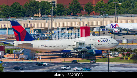 ATLANTA, Georgia - Juni 31, 2019: Delta Air Lines mit Sitz in Atlanta, betreibt mehr als 5.000 Flüge täglich in 54 Ländern. Das Unternehmen begann im M Stockfoto