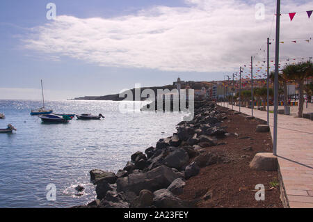 Blick auf die Basilika der Jungfrau von Candelaria in der Nähe des Hafens der Stadt La Candelaria in Santa Cruz de Tenerife entfernt Stockfoto