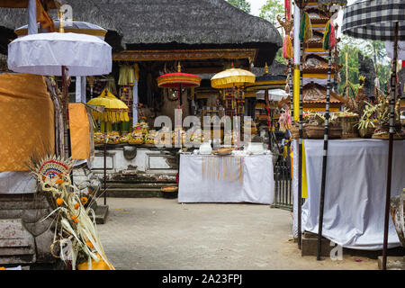 Traditionelle Angebote zu Götter in Indonesien mit Blumen, Früchten und aromatischen Sticks in Tempel, buddhistische Stockfoto