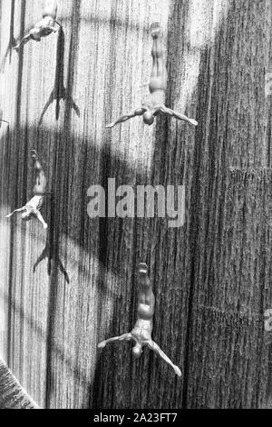 Wasserfall mit menschlichen Taucher, Kunstwerke an der Dubai Mall, Dubai, VAE. Stockfoto