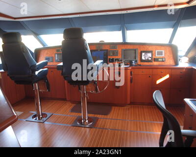Brücke von teuren Yacht mit High-tech-Kontrollen und Radar Bildschirmen. Stockfoto