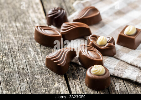 Verschiedene Pralinen auf alten Holztisch. Stockfoto