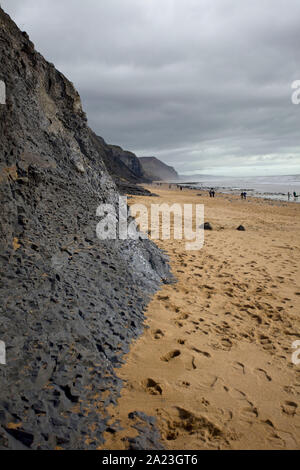 Schwarze Schlamm Klippen auf Charmouth, Dorset England Stockfoto