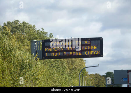 Autobahn Schild Warnung Güterverkehr LKW-Fahrer über brexit. England