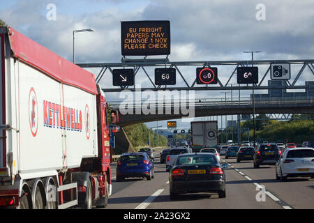 Autobahn anmelden Fracht Treiber, dass sie neue Unterlagen nach Großbritannien die EU verlassen können Stockfoto