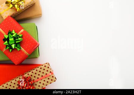 Weihnachten Komposition. Weihnachten Geschenk Boxen auf weißem Hintergrund gelegt. Flach, Ansicht von oben, kopieren. Stockfoto