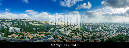 Antenne Panorama von Ramot Remez und Romema modernen Viertel mit sich kreuzenden Straßen, moderne Häuser mit weißen Wänden und roten Dächern, Hohes Stockfoto