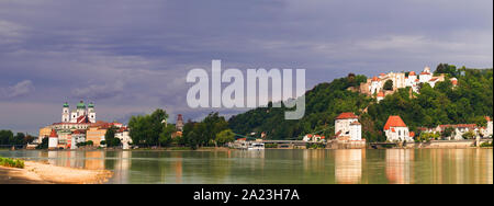 Panoramablick über Passau und seine Burg Veste Oberhaus Stockfoto