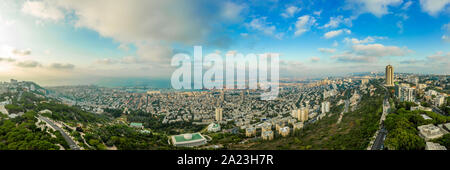 Antenne panorama Blick auf den Karmel und Hafen von Haifa vor Sonnenuntergang in Israel. Stockfoto