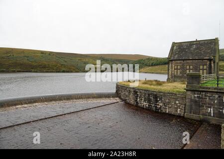 Der Überlauf und dam Haus auf butterley Damm im Tal Wesenden laufen in den Pennines oben Marsden Huddersfield Yorkshire England hoch Stockfoto