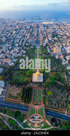 Luftaufnahme der bunten, prächtigen Bahai Garten auf den Hügeln des Karmel in Haifa, Israel, mit Orange und Grün geometrische Formen Stockfoto