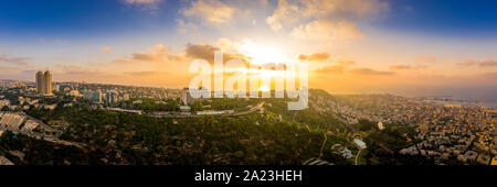 Antenne panorama Blick auf den Karmel und Hafen von Haifa vor Sonnenuntergang in Israel. Stockfoto