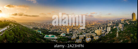 Antenne panorama Blick auf den Karmel und Hafen von Haifa vor Sonnenuntergang in Israel. Stockfoto