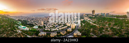 Antenne panorama Blick auf den Karmel und Hafen von Haifa vor Sonnenuntergang in Israel. Stockfoto