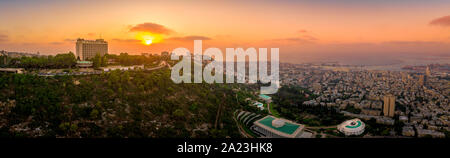 Antenne panorama Blick auf den Karmel und Hafen von Haifa vor Sonnenuntergang in Israel. Stockfoto