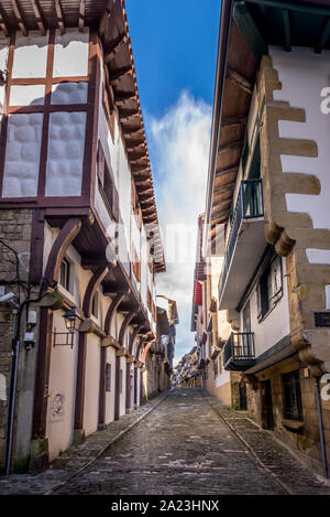 Ansicht eines mittelalterlichen Straße mit Holz Wand traditionelle baskische Haus Fassaden von hondarrabia in der Nähe von San Sebastián und der französischen Grenze im Baskenland Stockfoto
