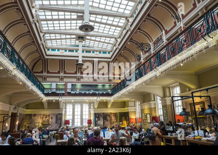 Renoviert, Edwardian Teestuben, Birmingham Museum & Art Gallery, Chamberlain Square, Birmingham, West Midlands, Midlands, England, UK, GB, Großbritannien, Europa Stockfoto