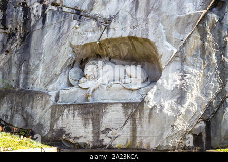 Löwendenkmal erstellt von Bertel Thorvaldsen erinnert an Schweizer Gardisten während der Französischen Revolution in Luzern, Schweiz, Massakriert Stockfoto