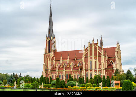 Schöne neugotische katholische Kirche der Heiligen Dreifaltigkeit im Herbst in Gerviaty Dorf. Es ist die größte Kirche in Weißrussland. Stockfoto