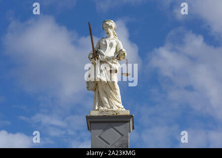 Statue von Gerechtigkeit auf dem Dach der Butter Kreuz, Marktplatz, Bungay, Suffolk, Großbritannien. Stockfoto
