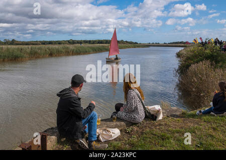 Bootfahren auf dem Fluss Alde auf Snape Maltings, Suffolk, Großbritannien. Stockfoto