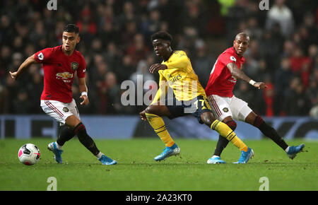 Von Arsenal Bukayo Saka in Aktion mit dem Manchester United Andreas Pereira und Ashley Young während der Premier League Spiel im Old Trafford, Manchester. Stockfoto