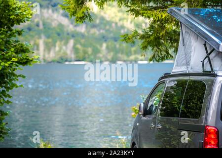 See Camping im Van Dachzelt. Moderne Camper Van in der malerischen Berg Lage. Stockfoto