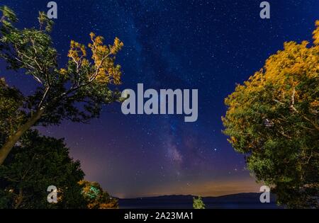 Sternenhimmel über Adria. Milchstraße und der kroatischen Landschaft. Nacht der Fotografie. Stockfoto