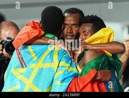 Doha, Katar. 30 Sep, 2019. Muktar Edris aus Äthiopien und Telahun Haile Bekele aus Äthiopien konkurrieren in der 5000 Meter für Männer während des 17. IAAF Leichtathletik WM in der Khalifa Stadion in Doha, Katar. Ulrik Pedersen/CSM/Alamy leben Nachrichten Stockfoto