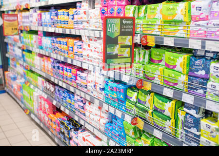 Minsk, Weißrussland - September 27, 2019: Counter mit verschiedenen weiblichen Damenbinden in einem Supermarkt. Stockfoto