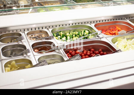 Self-service-Salat Bar in einem großen Store Stockfoto