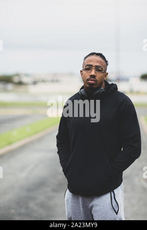 Junge afrikanische amerikanische Mann außerhalb trägt eine hoddie. Stockfoto