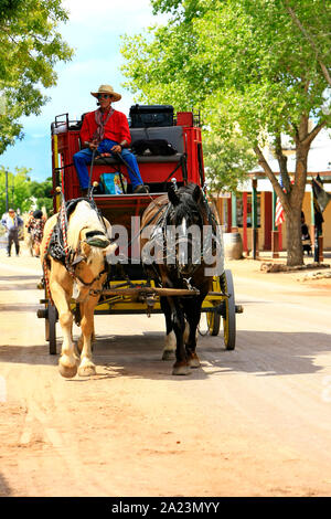 Alte Rot wild west Stagecoach und Pferde in allen Street, Tombstone, AZ Stockfoto