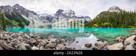 Tagsüber Bergpanorama mit schönen Türkis Gletscher gespeist See. Joffre Lakes Provincial Park, British Columbia, Kanada Stockfoto