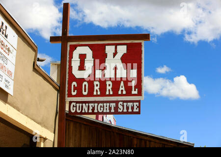 Overhead Zeichen außerhalb des O.K. Corral in Tombstone, AZ Stockfoto