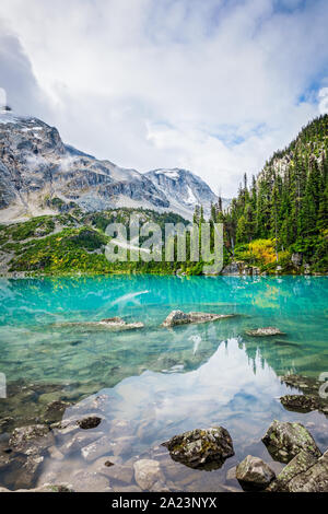 Tagsüber Bergblick mit schönen Türkis Gletscher gespeist See. Joffre Lakes Provincial Park, British Columbia, Kanada Stockfoto