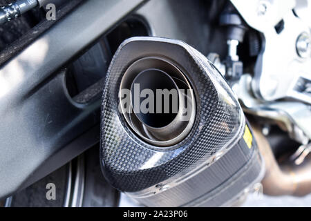 Nahaufnahme eines schwarzen Carbon Motorrad Auspuff. Sport Motorrad, performance parts Stockfoto